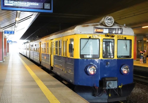 Zabytkowy EN71-001 doposażony w system GSM-R wraca na szlaki
