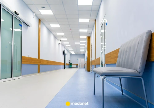 Szpital w Bartoszycach tonie w długach i musi połączyć oddziały. Dwóch lekarzy zarabia ponad 100 tys. zł na miesiąc