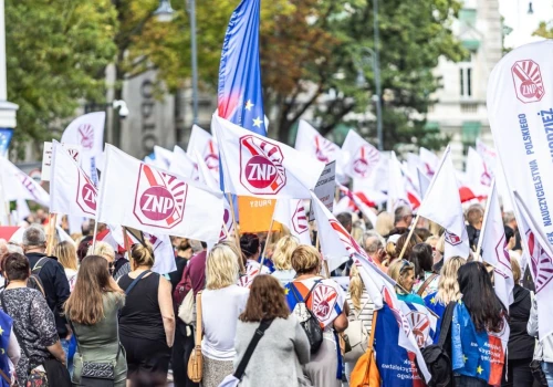OPZZ apeluje o wsparcie protestu ZNP. Demonstracja 31 sierpnia przed KPRM. „Bez dobrze wynagradzanych pracowników nie ma dobrej szkoły”
