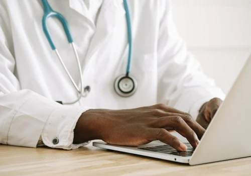 AI zamiast papierologii. NHS inwestuje 10 mld funtów w cyfrową transformację