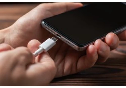 Używasz telefonu podczas ładowania? Eksperci mówią, czy go niszczysz