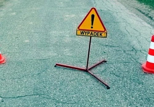 Seat uderzył w drzewo pod Glinojeckiem. Pijany kierowca trafił do szpitala