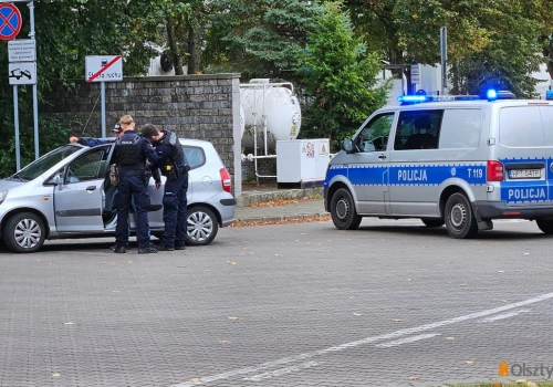 Os. Podleśna. Nie zapiął pasów i wpadł. 27-latek złamał sądowy zakaz