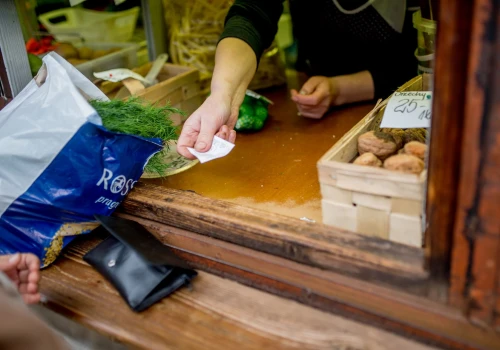 Dziecko sprzedaje lemoniadę w wakacje. Czy fiskus upomni się o VAT i kasę fiskalną?