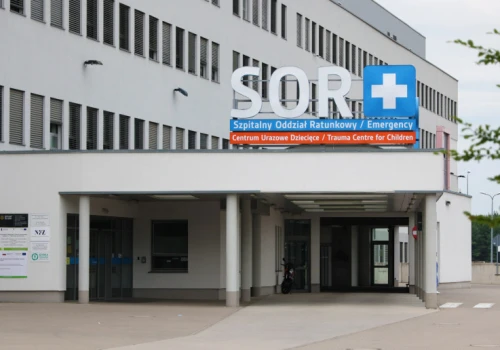 1350 zł za 3 dni parkowania przy szpitalu. Pacjent po zawale utknął przy szlabanie