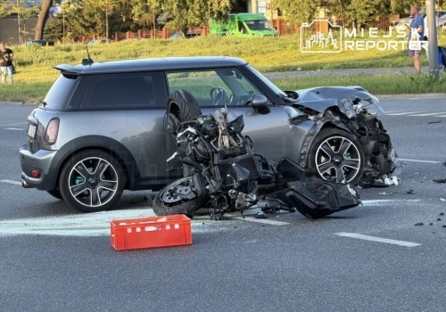 Motocyklista przeleciał kilkanaście metrów w powietrzu po zderzeniu z Mini