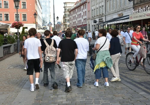 Mama ważniejsza niż influencer. Nowy raport o Zetkach i Alfach