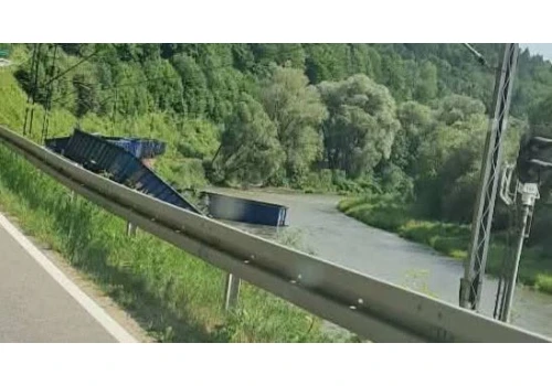 Wykolejenie pociągu na południu Polski. Wagony wpadły do rzeki