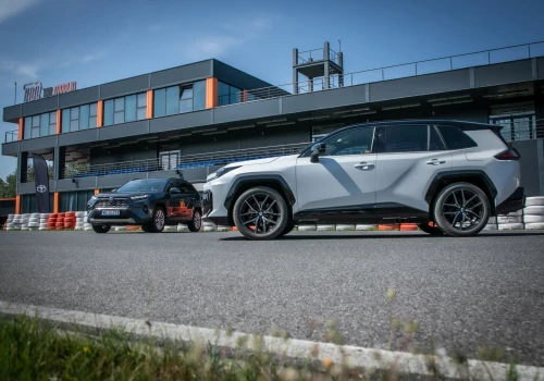 Toyota RAV4 2026 – mniej koni, więcej samochodu