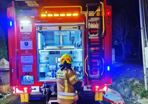 Wypadek na Limanowszczyźnie. Nocne działania strażaków