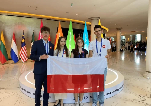 Sukcesy młodych Polaków na międzynarodowych olimpiadach z matematyki i chemii oraz na europejskiej olimpiadzie z AI. Gratulujemy uczniom i ich nauczycielom!