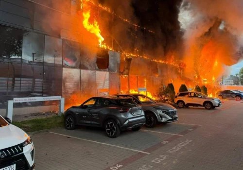 Ogromny pożar na Targówku. W ogniu warsztat i salon samochodowy