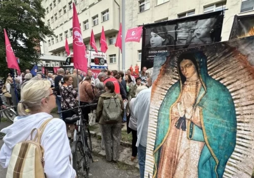 Dzwonią do szpitala, grożą i wyzywają. Prolajferzy "chronią życie" nie tylko modlitwą