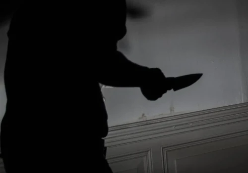 Krzyczał „Allahu Akbar” i zaatakował nożem. Dwie osoby ranne