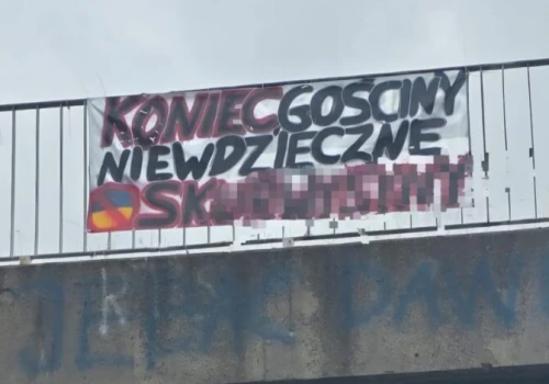 Skandaliczny napis na wiadukcie kolejowym w Woli Krzysztoporskiej: „Koniec gościny niewdzięczne sk…syny”
