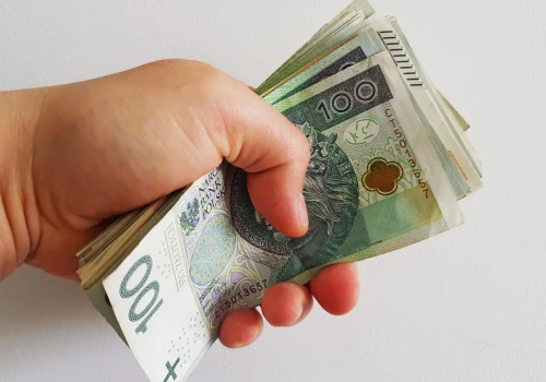 Uwierzyła, że pomaga policji. 44-latka straciła ponad 200 tysięcy złotych