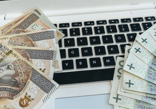 Oszuści wyłudzili 39 mln zł z ubezpieczeń. Znaleźli nowy sposób. Tak pomaga im AI