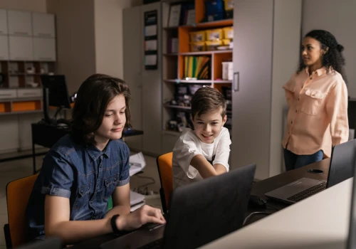 Brytyjscy nauczyciele: uczniowie tracą umiejętność krytycznego myślenia przez AI