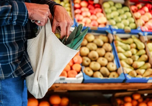 Inflacja w Polsce już nie odstaje od UE. Pomogły dyskonty, paliwa i tani import z Chin