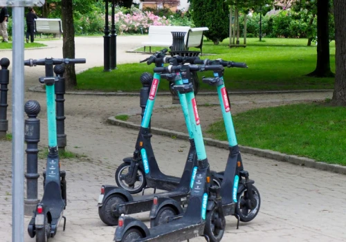 5000 zł mandatu za jazdę hulajnogą lub rowerem. Absolutny zakaz do 30 września