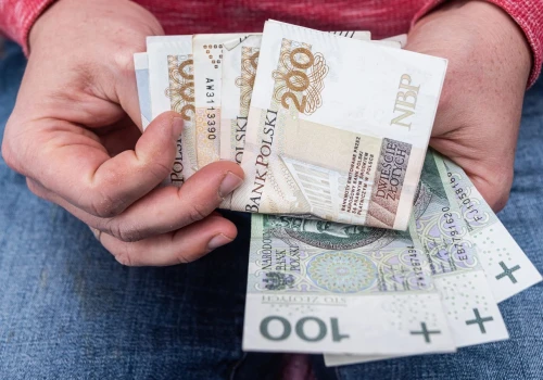 Tyle trzeba zarabiać, by zaliczać się do klasy średniej w 2026 roku. Niewielu Polaków przekracza te kwoty
