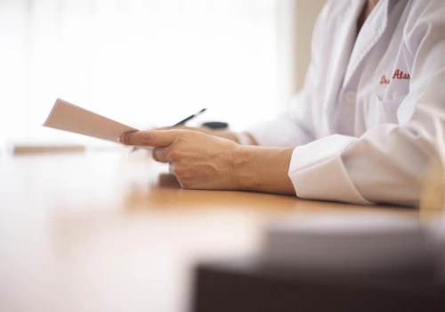 Do 58 tys. zł za etat dla wybranych medyków i łączny limit 320 godzin pracy. Są nowe szczegóły projektu