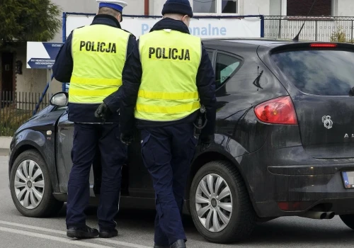 Za taki uchwyt na szybie będzie wysoki mandat. Błąd wielu kierowców