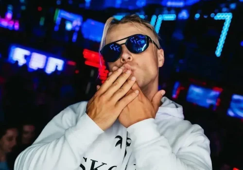 Koncerty, stacje, perfumy, odzież, przekąski - to nie koniec. Skolim wymyślił kolejny biznes