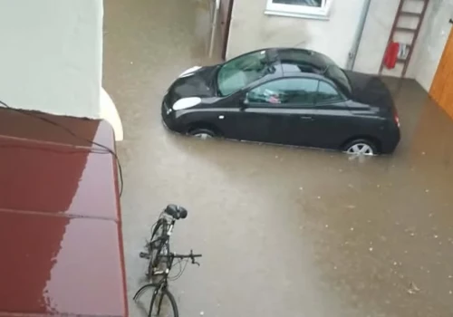 Struga zamieniła się w rwącą rzekę