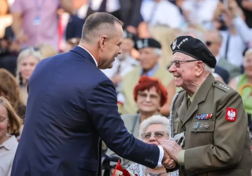 "Warszawo, zwyciężyłaś". Prezydent Nawrocki na powstańczym apelu pamięci. ZOBACZ ZDJĘCIA