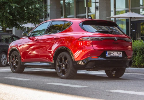 Testujemy Alfę Romeo Tonale 1.5 Hybrid 175 KM. Czerwona przyciąga spojrzenia
