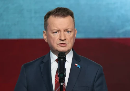 Morawiecki mówi, że mógłby zarabiać 15 milionów. Cięta riposta Błaszczaka
