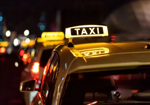 Miał wykorzystać pasażerkę podczas kursu taksówką. Sprawa trafiła do sądu