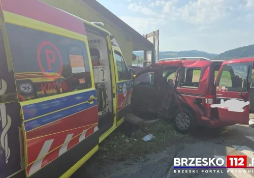 Zderzenie osobówki z ambulansem na DK-75