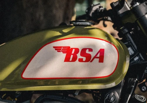 Ten motocykl wygląda, jakby zgubił się w czasie i to najbardziej mi się w nim podoba