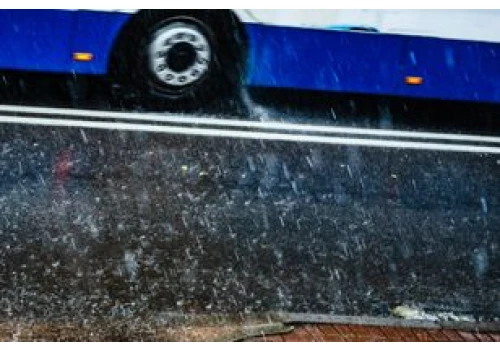 Była burza, skryła się w autobusie. Reakcja kierowcy ją zbulwersowała