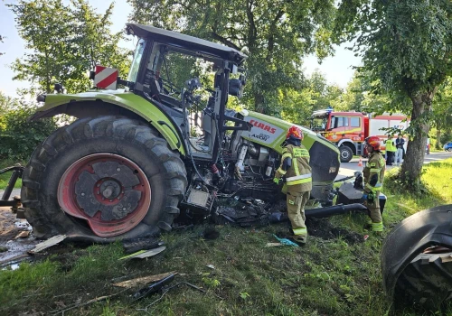 Ciągnik uderzył w drzewo. Koło zostało wyrwane, kierowca oddalił się z miejsca zdarzenia