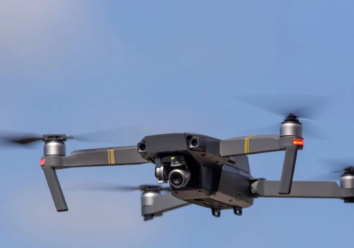 Nietypowa misja dronów. Do rolników inaczej dotrzeć się nie dało