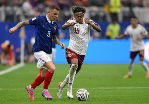 Oficjalnie: Lucas Digne wrócił do PSG. Podpisał kontrakt do 2029 roku