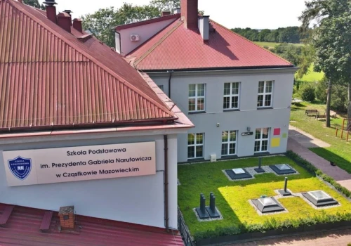 Szkoła w Cząstkowie Mazowieckim z wyremontowanym dachem