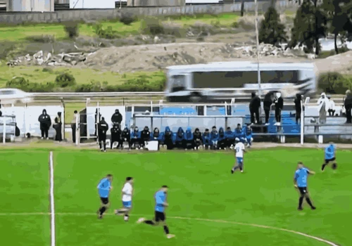 Wybił piłkę poza stadion i doprowadził do kolizji samochodów