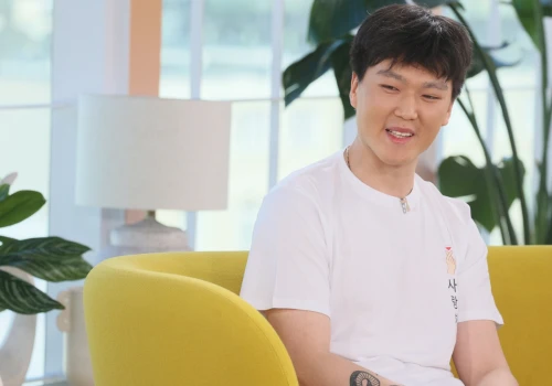 Twierdzi, że jest "Koreańczykiem z TikToka". Wystarczyła jedna wpadka i zaczęły się pytania