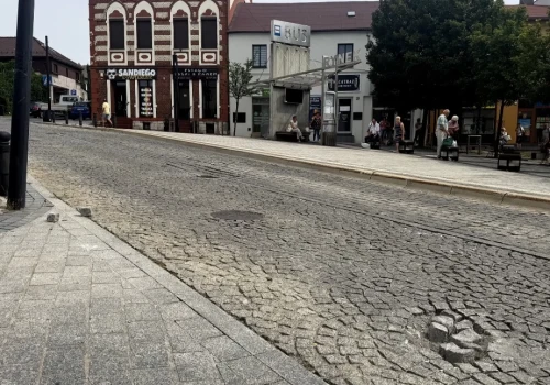 Kostka rozlatuje się i stwarza zagrożenie. Ul. Mickiewicza od.Nowa