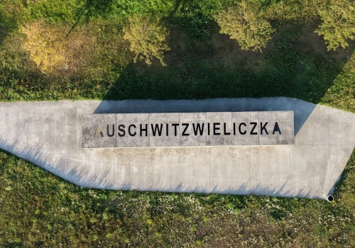 Stoi w Krakowie i przyciąga uwagę. Ta rzeźba ma mocny przekaz