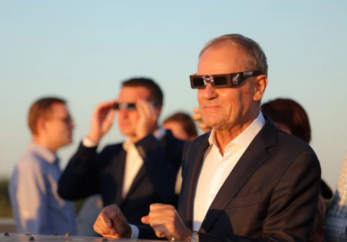 Tusk: Zaczynamy Operację „Zaćmienie”. Internauci odpowiadają…