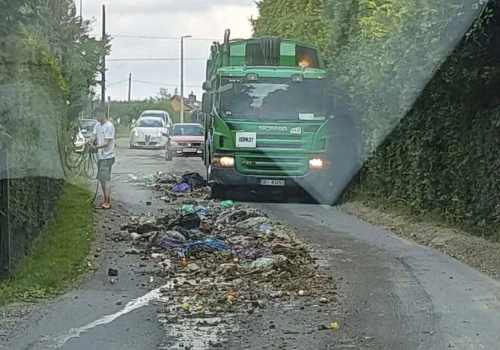 Awaria śmieciarki w Kozach. Odpady rozsypały się na drogę