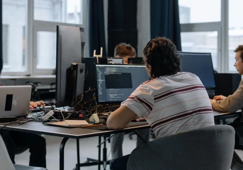 Umowa IT bez kosztownych pułapek – na co zwrócić uwagę przed rozpoczęciem projektu technologicznego?