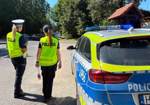 Na drogach powiatu więcej patroli. Policja apeluje o rozsądek za kierownicą