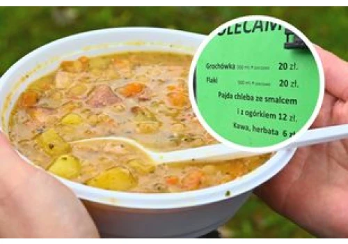 Za porcję wojskowej grochówki zapłaciłam 20 zł. Oto co dostałam w plastikowym talerzu