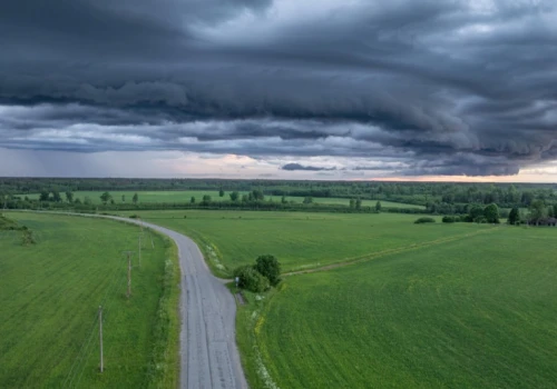Burze, ulewy i silny wiatr nad Polską. IMGW wydał alerty